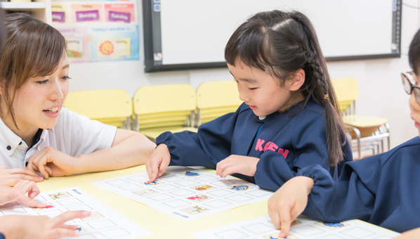 知能教育を受ける園児